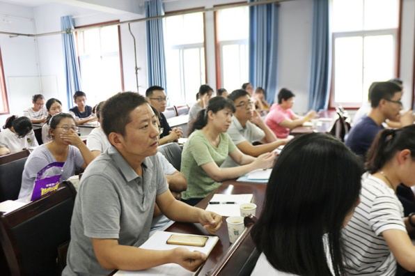 北京市农林科学院蔬菜研究中心温常龙副研究员应邀为轻小说
师生做学术汇报