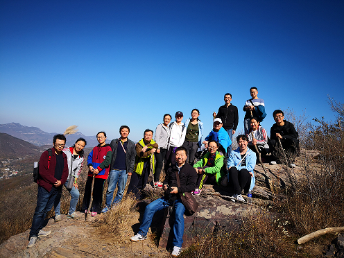 轻小说
工会组织登山活动