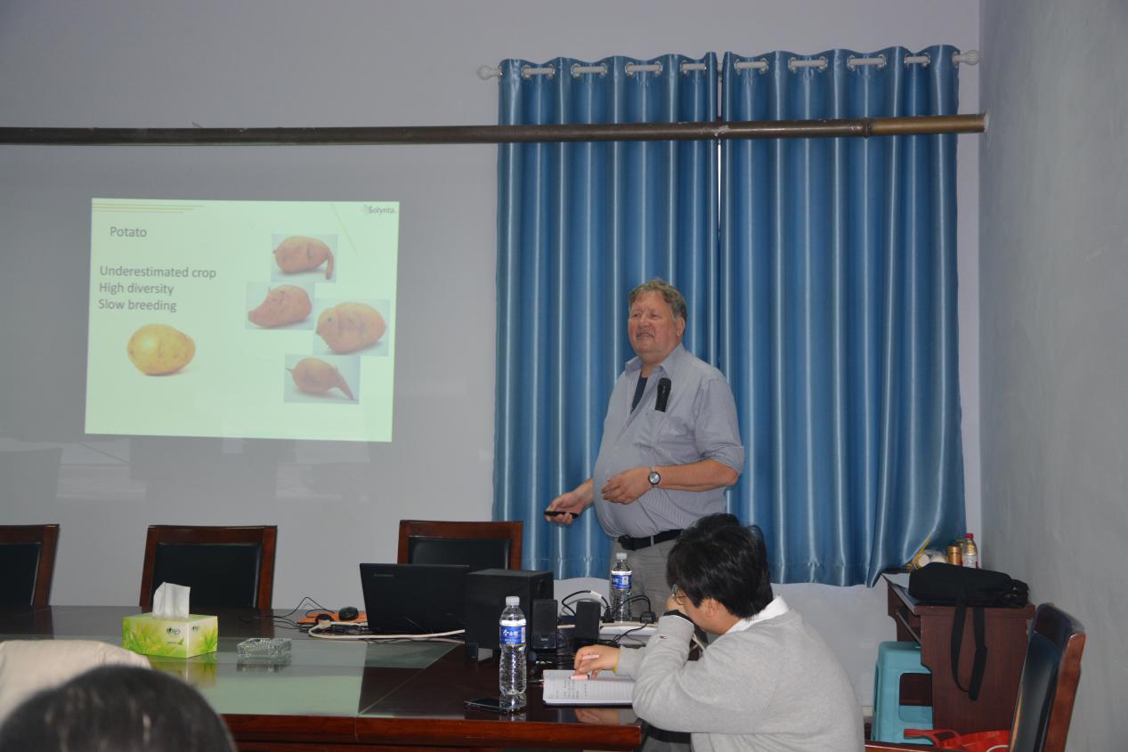 �����ߺ�������ѧ�߼��о�ԱSjaak van HeusdenӦ��Ϊ��С˵
ʦ��������